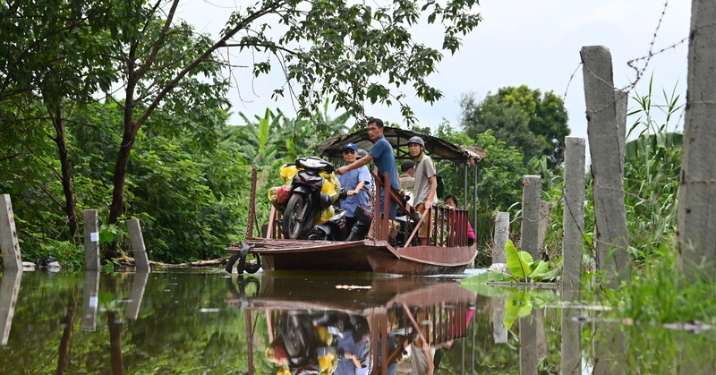 Nguoi dan Ha Noi di chuyen bang do sau tran mua ngap-Hinh-2