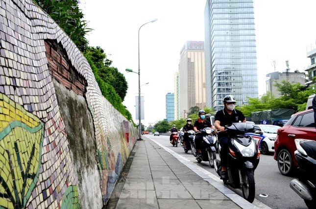 “Buc tranh gom dai nhat the gioi” o Ha Noi bi chay den-Hinh-2