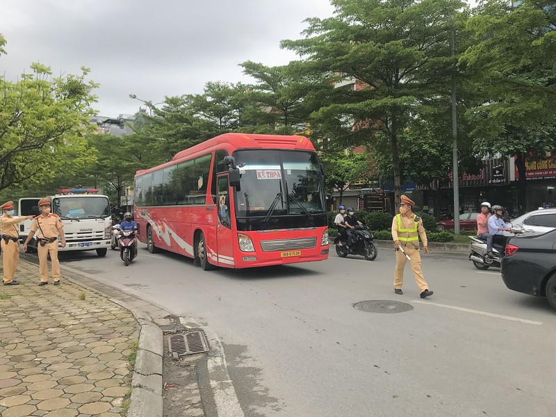 CSGT Ha Noi xu ly vi pham, tuyen truyen dam bao ATGT-Hinh-3