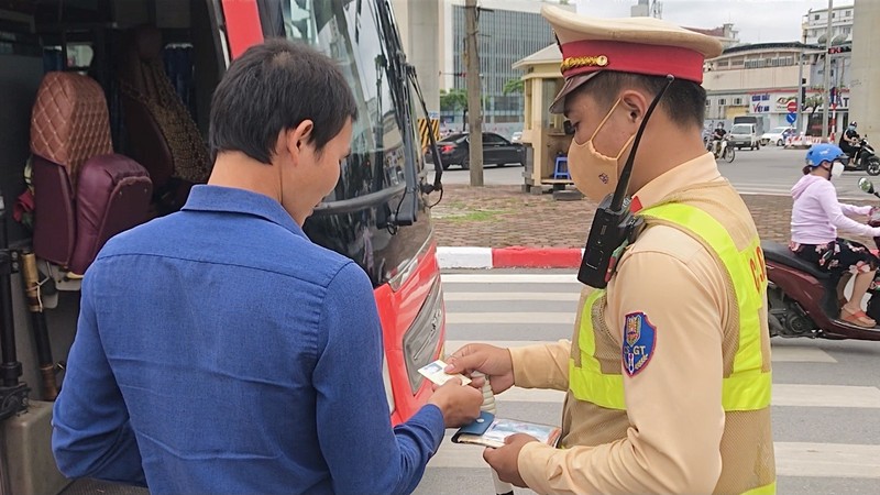 CSGT Ha Noi xu ly vi pham, tuyen truyen dam bao ATGT-Hinh-5