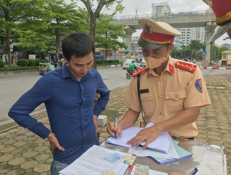 CSGT Ha Noi xu ly vi pham, tuyen truyen dam bao ATGT-Hinh-8