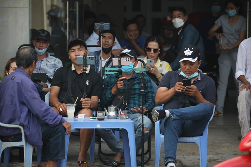 Hang chuc YouTuber den livestream phien xu Tinh That Bong Lai