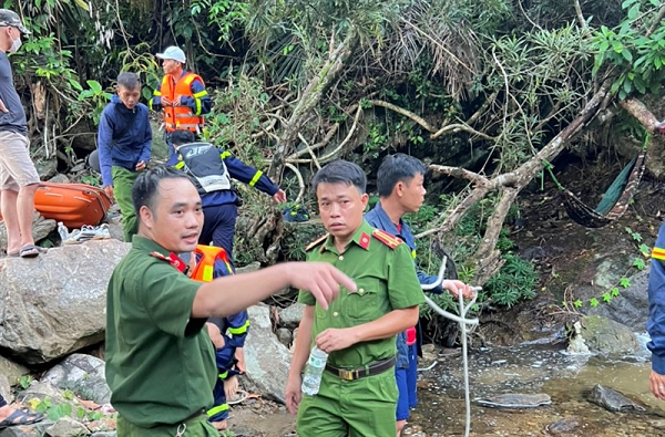 Nam du khach roi xuong thac nuoc tu vong trong luc chup anh-Hinh-4