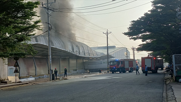 Hien truong vu chay nha kho rong gan 10.000 met vuong o Binh Duong