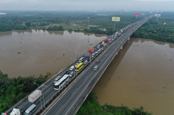 Xe nhich cham tren cao toc TP HCM - Long Thanh luc sang som-Hinh-2