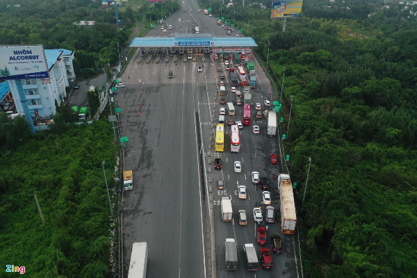 Xe nhich cham tren cao toc TP HCM - Long Thanh luc sang som-Hinh-4