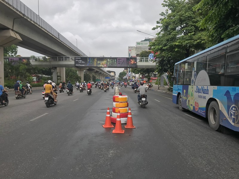 Duong Nguyen Trai, Ha Noi: Ngay dau ap dung phan lan cung tach o to, xe may