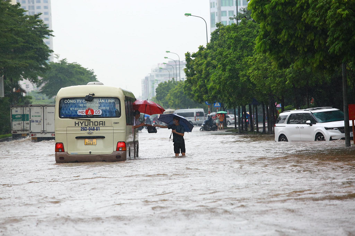 Ha Noi: Duong Duong Dinh Nghe ngap sau, nhieu xe chet may-Hinh-2