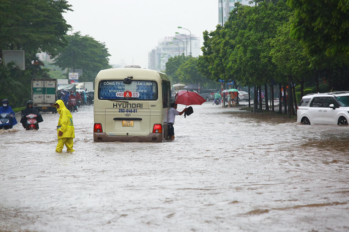 Ha Noi: Duong Duong Dinh Nghe ngap sau, nhieu xe chet may-Hinh-8