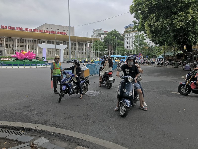 Rao duong Tran Hung Dao thi cong ga metro: Di chuyen qua day the nao?-Hinh-19