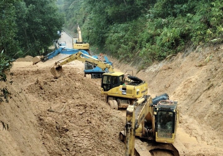 Quang Binh: Giai phong 30.000 m3 dat da vui lap Quoc lo 9C