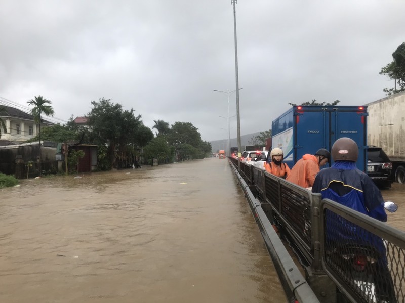 Thua Thien- Hue: Mua lu khien 1 nguoi mat tich, QL 1A bi ngap sau-Hinh-3