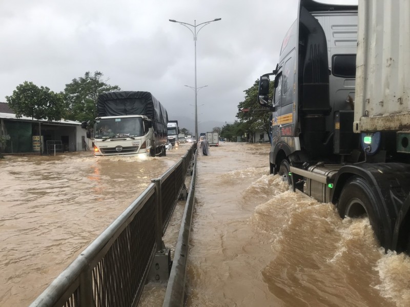 Thua Thien- Hue: Mua lu khien 1 nguoi mat tich, QL 1A bi ngap sau