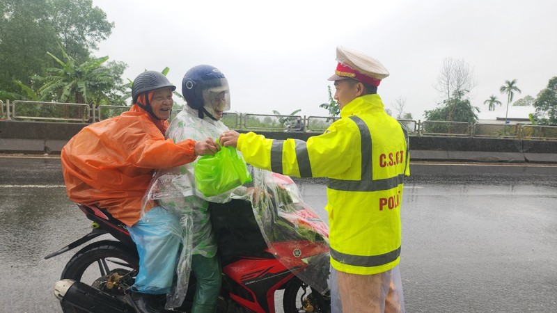 CSGT doi mua tiep suc nguoi dan tro lai thanh pho sau Tet-Hinh-6