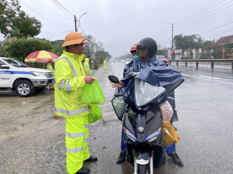 CSGT doi mua tiep suc nguoi dan tro lai thanh pho sau Tet