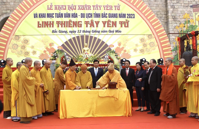 Tay Yen Tu don 50.000 du khach trong ngay dau khai hoi-Hinh-4