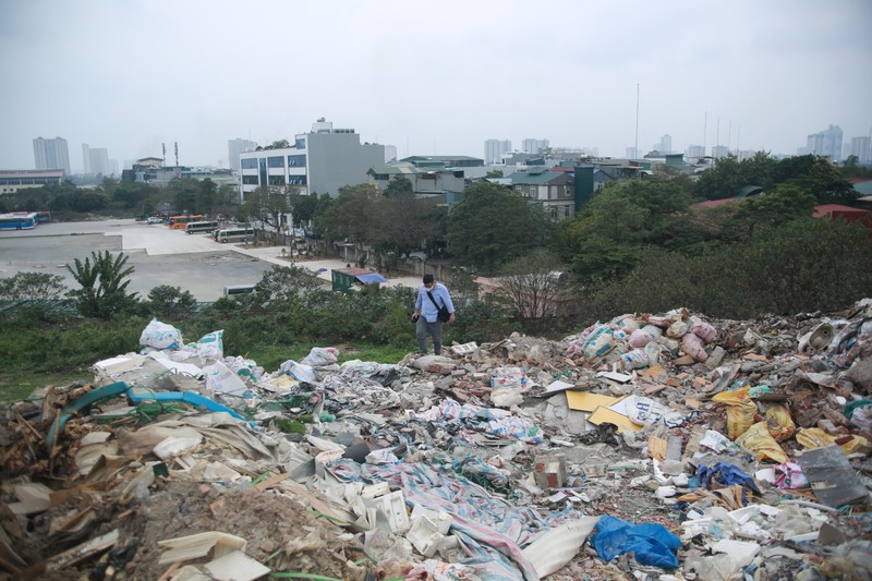 Ha Noi: Nui rac thai khong lo “tra tan” cuoc song nguoi dan-Hinh-8