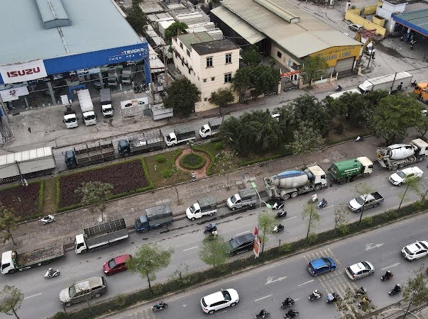 Hang tram xe xep hang tai TT dang kiem 29-08D truoc khi bi kham xet-Hinh-2