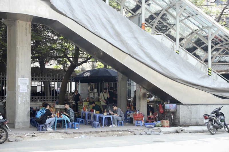 Nhung hinh anh nhech nhac tren tuyen duong sat Nhon - Ga Ha Noi-Hinh-3