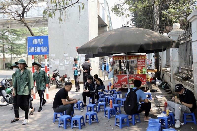 Nhung hinh anh nhech nhac tren tuyen duong sat Nhon - Ga Ha Noi-Hinh-4