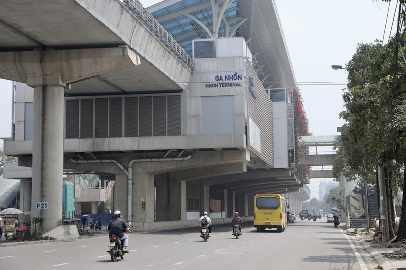 Nhung hinh anh nhech nhac tren tuyen duong sat Nhon - Ga Ha Noi