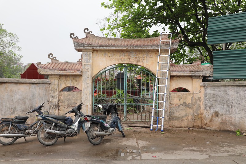 Toan canh con pho co nhieu ngoi mo sat nha dan o Ha Noi-Hinh-10