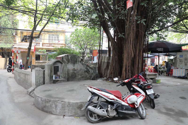 Toan canh con pho co nhieu ngoi mo sat nha dan o Ha Noi-Hinh-4