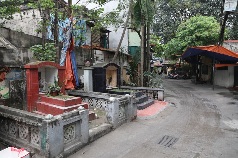 Toan canh con pho co nhieu ngoi mo sat nha dan o Ha Noi-Hinh-5