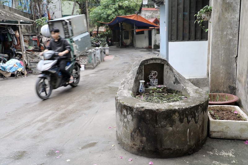 Toan canh con pho co nhieu ngoi mo sat nha dan o Ha Noi-Hinh-6