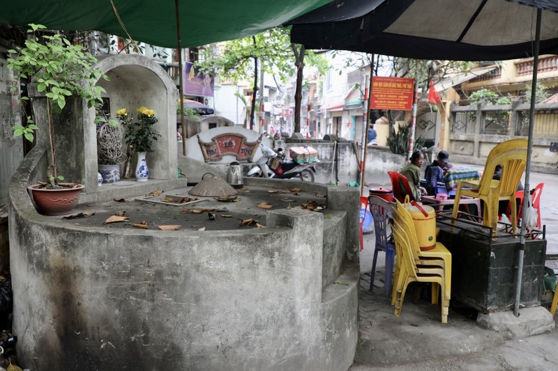 Toan canh con pho co nhieu ngoi mo sat nha dan o Ha Noi-Hinh-8