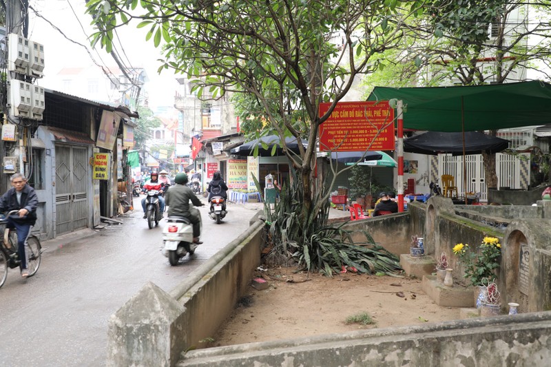 Toan canh con pho co nhieu ngoi mo sat nha dan o Ha Noi-Hinh-9