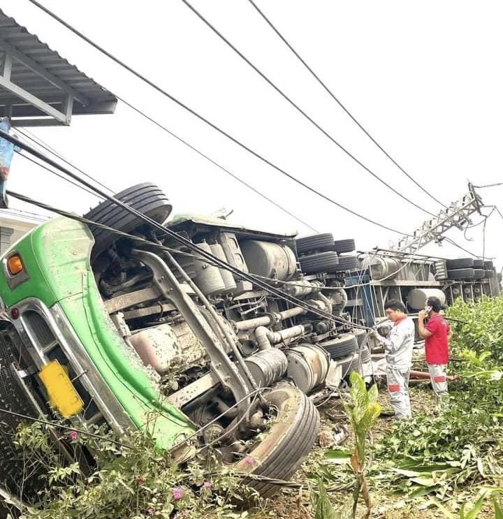 Hien truong xe container lao vao nha dan, dam gay cot dien cao the-Hinh-6