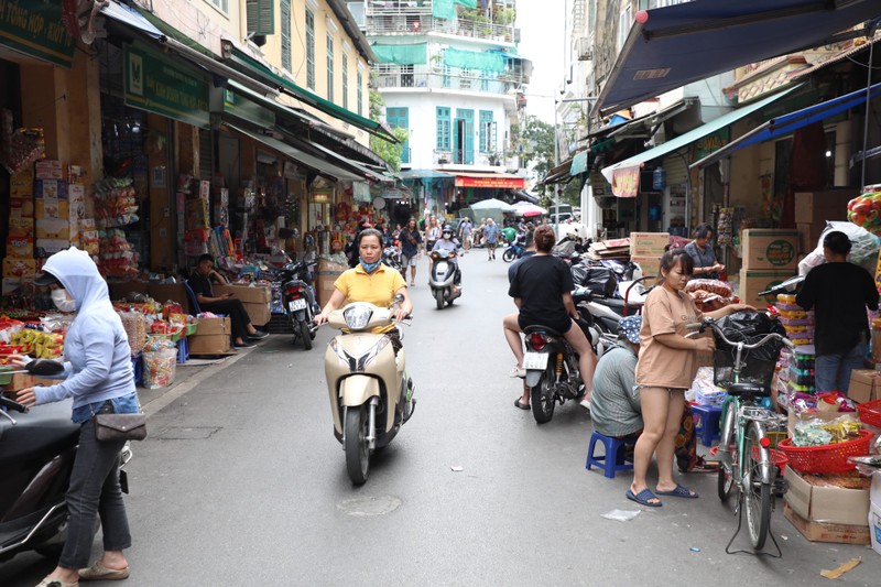 Via he tai khu pho co Ha Noi van bi chiem dung nghiem trong-Hinh-4