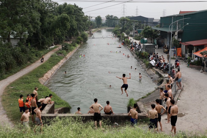 Con muong dai 10km tro thanh bai tam cho tre em Ha Noi