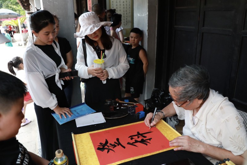 Văn Miếu đông nghịt sĩ tử đến cầu may trước kỳ thi vào lớp 10 - Hình 10 Van Mieu dong nghit si tu den cau may truoc ky thi vao lop 10-Hinh-10