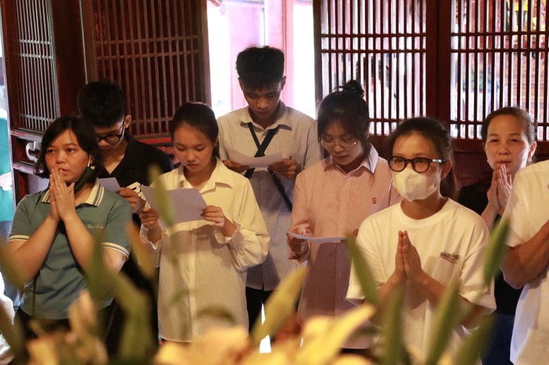 Văn Miếu đông nghịt sĩ tử đến cầu may trước kỳ thi vào lớp 10 - Hình 3 Van Mieu dong nghit si tu den cau may truoc ky thi vao lop 10-Hinh-3