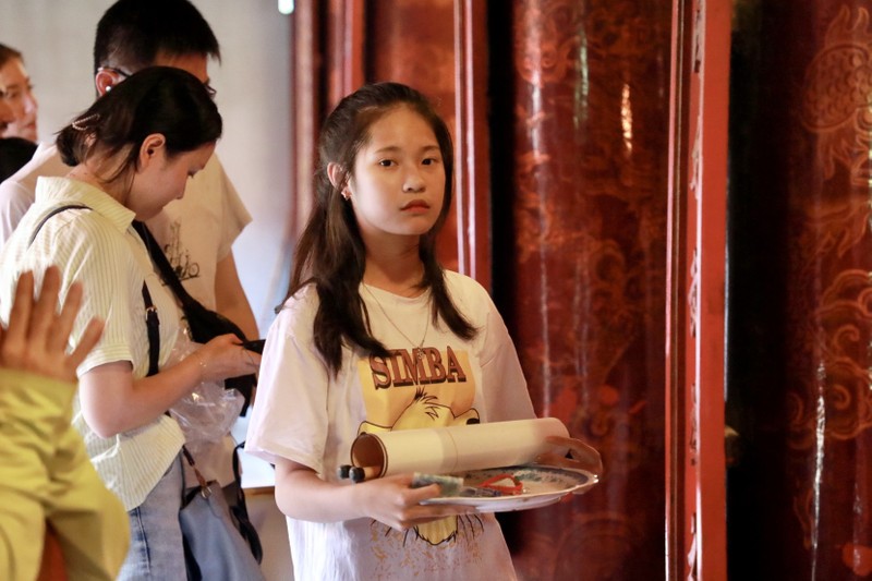 Văn Miếu đông nghịt sĩ tử đến cầu may trước kỳ thi vào lớp 10 - Hình 4 Van Mieu dong nghit si tu den cau may truoc ky thi vao lop 10-Hinh-4