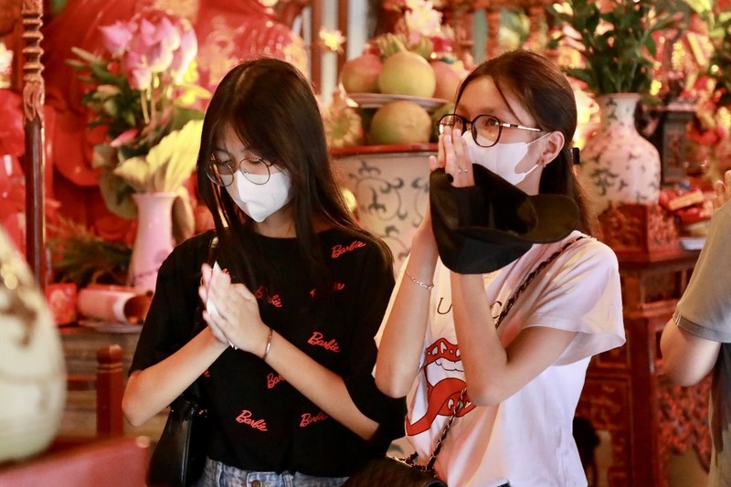 Văn Miếu đông nghịt sĩ tử đến cầu may trước kỳ thi vào lớp 10 - Hình 5 Van Mieu dong nghit si tu den cau may truoc ky thi vao lop 10-Hinh-5