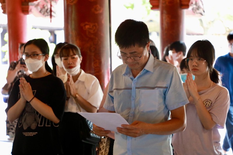 Văn Miếu đông nghịt sĩ tử đến cầu may trước kỳ thi vào lớp 10 - Hình 9 Van Mieu dong nghit si tu den cau may truoc ky thi vao lop 10-Hinh-9