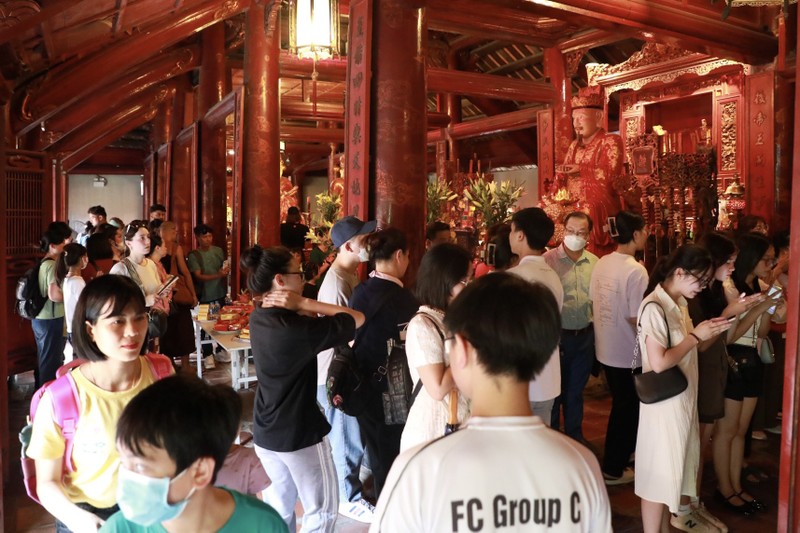Văn Miếu đông nghịt sĩ tử đến cầu may trước kỳ thi vào lớp 10 Van Mieu dong nghit si tu den cau may truoc ky thi vao lop 10
