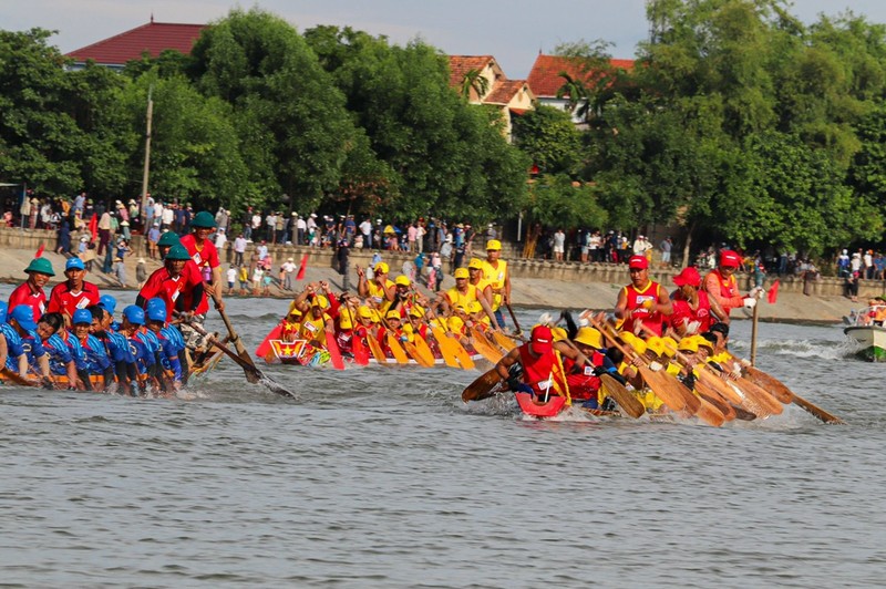 Quang Binh: Ron rang khong khi truoc le dua thuyen mung Tet Doc lap