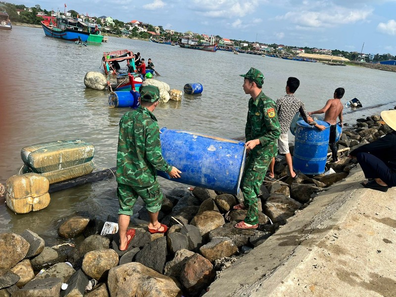 Quang Tri: Tau ca ngu dan gap nan khi vao bo tranh tru bao