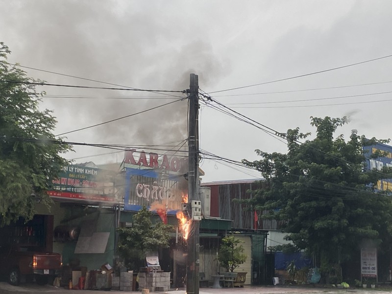 Ha Tinh: Tru dien phat hoa chay ngun ngut duoi troi mua lon