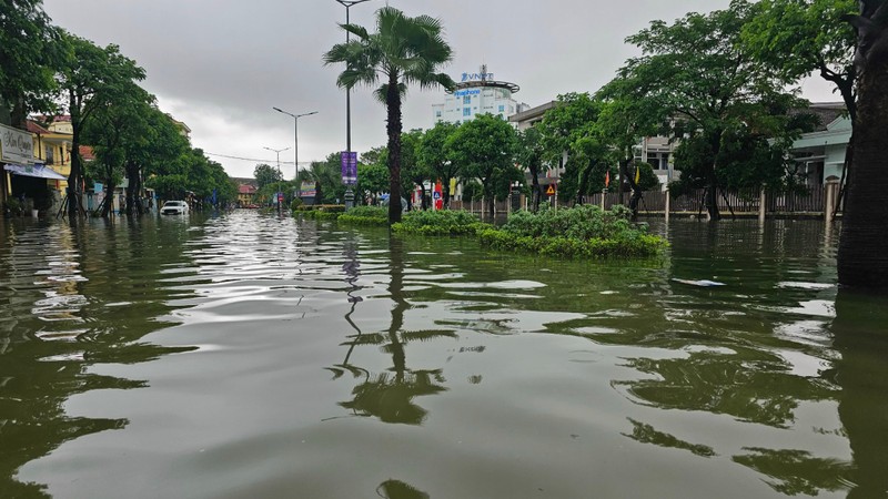 Mua trang troi o Hue, duong bien thanh song, nguoi dan di lai bang thuyen-Hinh-7