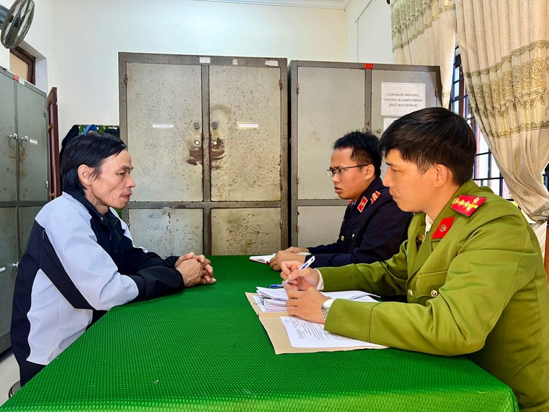 Thua Thien Hue: Vua moi ra tu, con trai hanh hung bo de