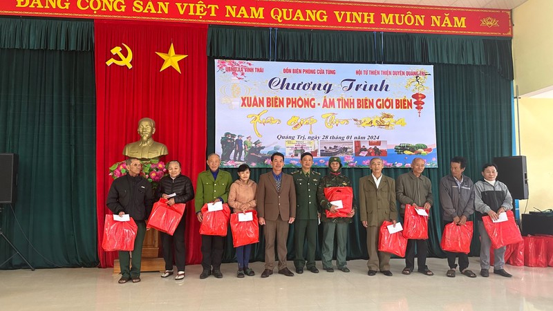 Dam tinh quan dan voi chuong trinh xuan bien phong am long dan ban