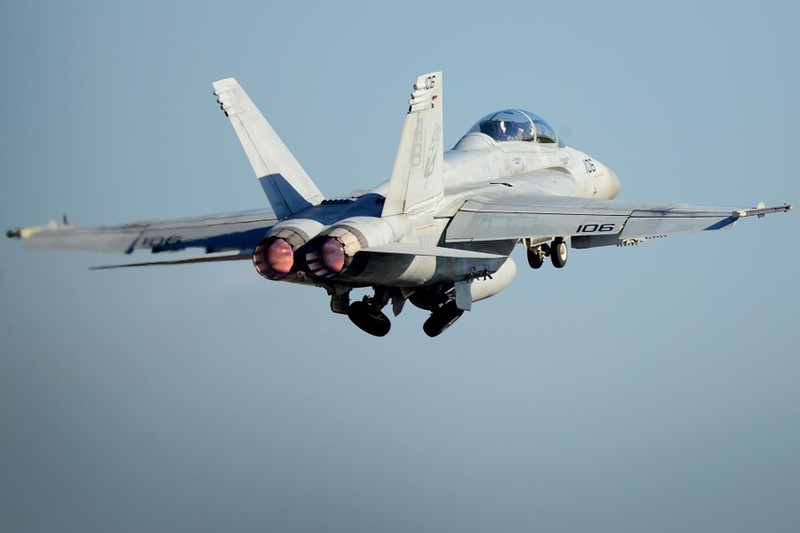 Ky nguyen tiem kich ham F/A-18 Hornet sap di den hoi ket?-Hinh-13