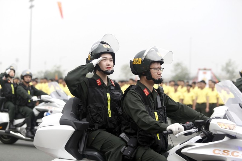 Ngam nhung bong hong ban linh cua luc luong Canh sat co dong-Hinh-10