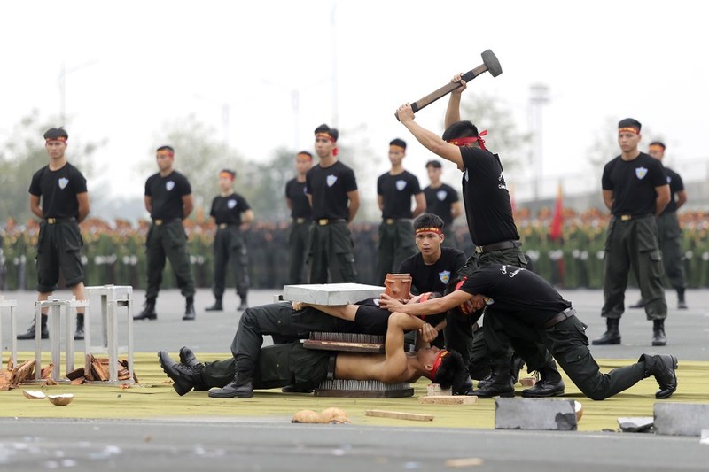 Ngam nhung bong hong ban linh cua luc luong Canh sat co dong-Hinh-17