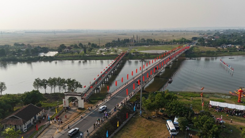 View - 	Trang nghiêm lễ thượng cờ thống nhất non sông ở Quảng Trị
